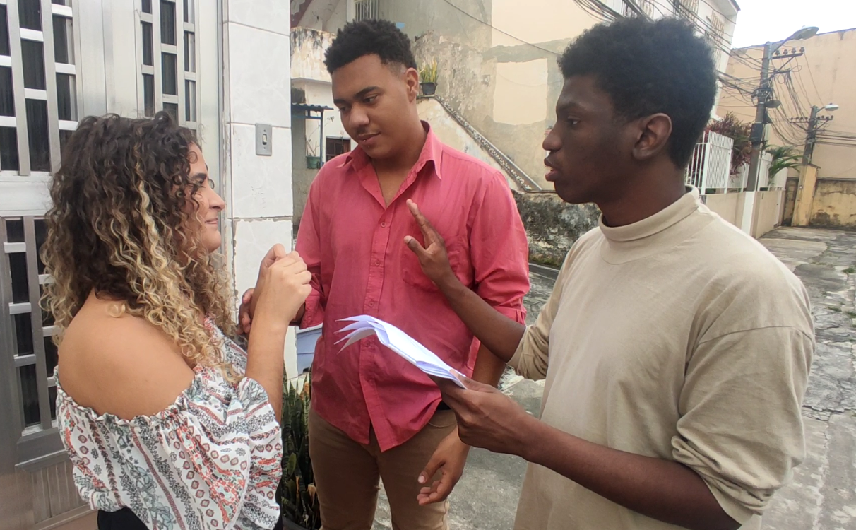 Dirigindo osa tores Millena Bartholo e Luiz Henrique no curta-metragem 